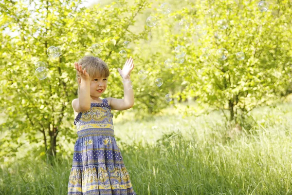 Маленька дівчинка з мильними бульбашками — стокове фото