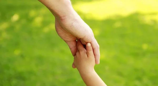 Genitore tiene la mano di un bambino piccolo — Foto Stock