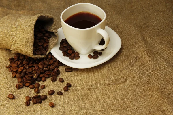 Caneca de café e grãos de café — Fotografia de Stock