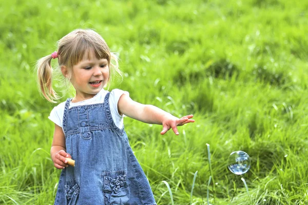 Liten flicka med såpbubblor — Stockfoto