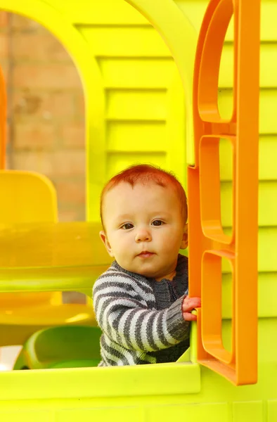 Vacker liten pojke med ett barnens hus — Stockfoto