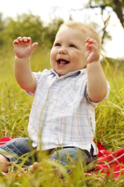 küçük çocuk doğada oynamaya