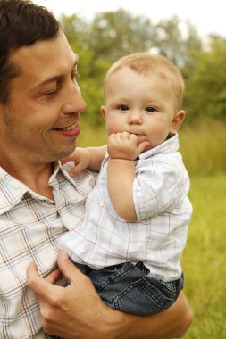 küçük çocuk babası niteliğine 