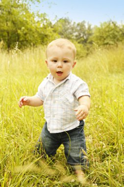 doğada ayakta çocuk