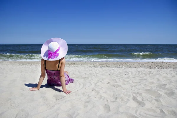 Ciężarna kobieta na plaży — Zdjęcie stockowe