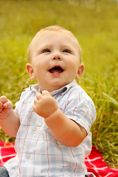 Bambino seduto nella natura — Foto Stock