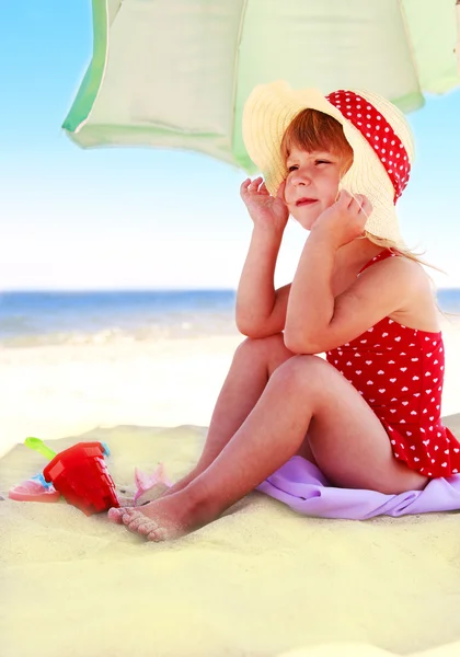 Little girl playing on the sea shore — Stock Photo, Image