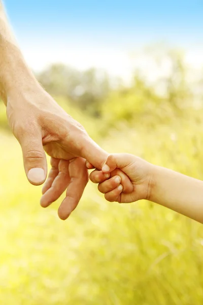 Parent holds the hand of a small child — Stock Photo, Image