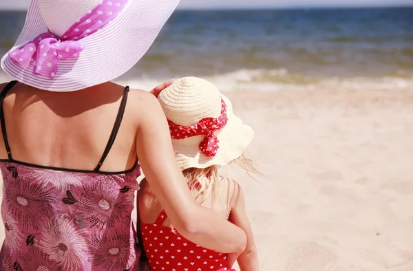 Chica con su madre en la orilla del mar —  Fotos de Stock