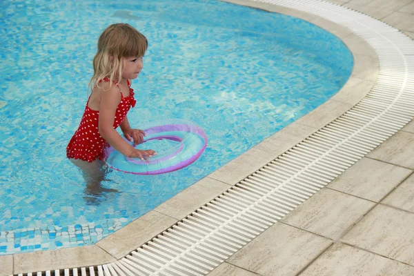 Petite fille mignonne dans la piscine d'eau — Photo