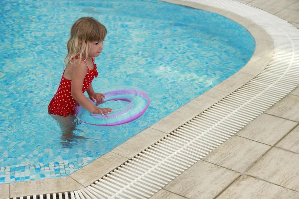 Niña linda en la piscina de agua — Foto de Stock