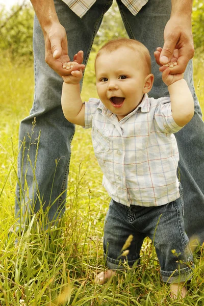 Niño pequeño de pie junto a su padre —  Fotos de Stock