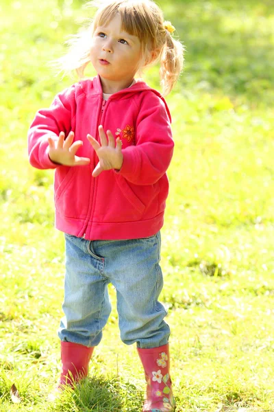 Little girl on nature — Stock Photo, Image