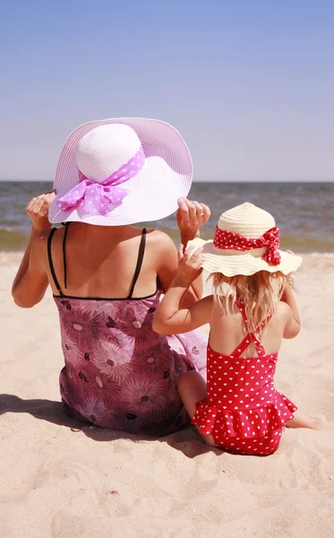 Dívka s matkou na břehu moře — Stock fotografie