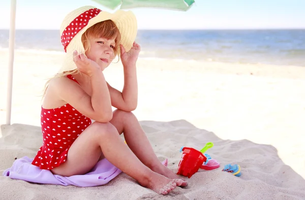 Little girl playing on the sea shore — Stock Photo, Image