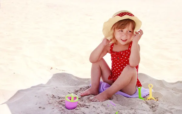 Little girl playing on the sea shore — Stock Photo, Image