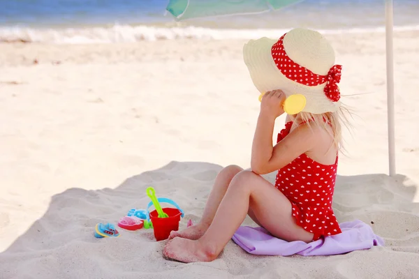 Bambina che gioca sulla riva del mare — Foto Stock