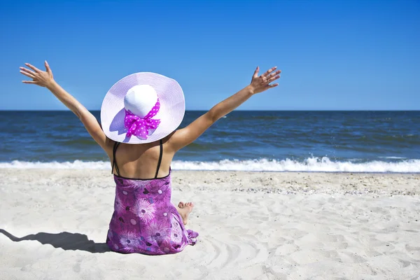 Femme enceinte sur la plage — Photo