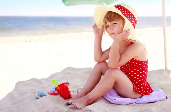 Little girl playing on the sea shore — Stock Photo, Image