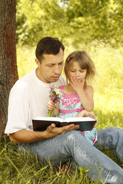 Ojciec z córką mało czyta Biblię — Zdjęcie stockowe