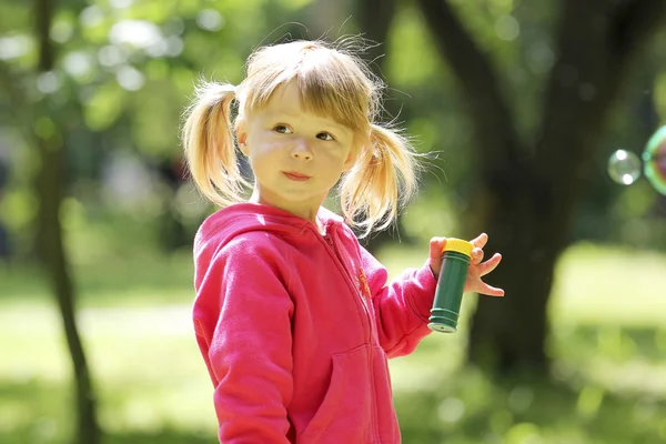 Kleines Mädchen mit Seifenblasen — Stockfoto