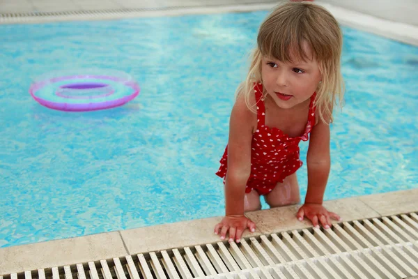 Niña linda en la piscina de agua — Foto de Stock