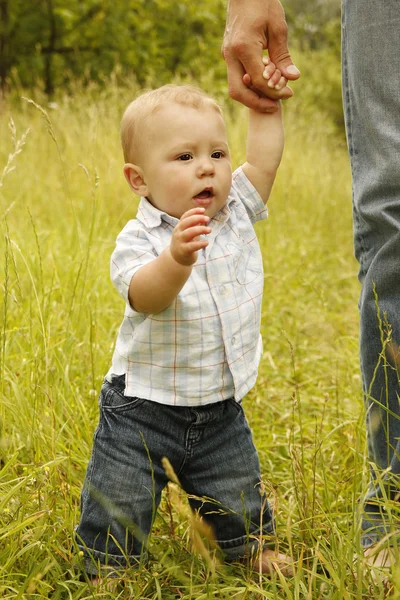 Kleine jongen met zijn vader over de aard — Stockfoto