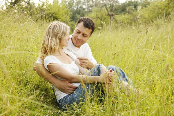 Pareja joven enamorada al aire libre — Foto de Stock