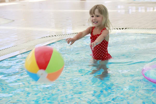 Lilla söta tjejen i vatten pool — Stockfoto