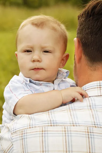 Baby in den Händen des Vaters — Stockfoto