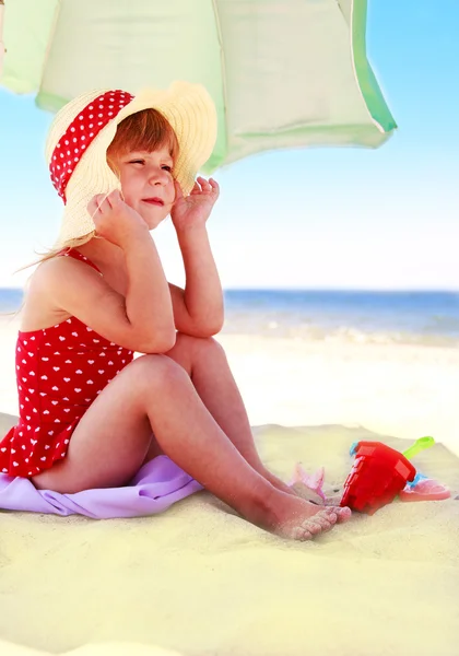 Little girl playing on the sea shore — Stock Photo, Image