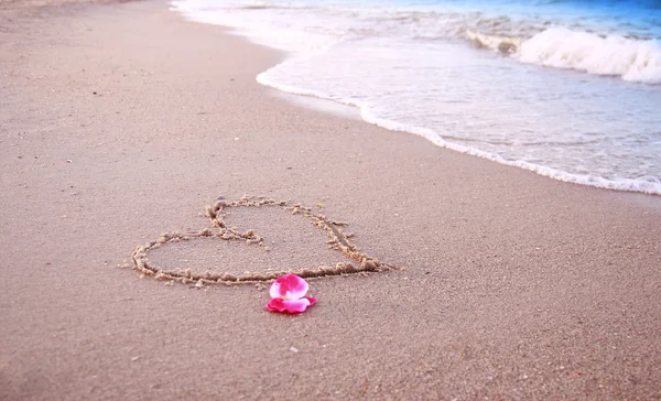 Coeur dans le sable sur le bord de la mer — Photo