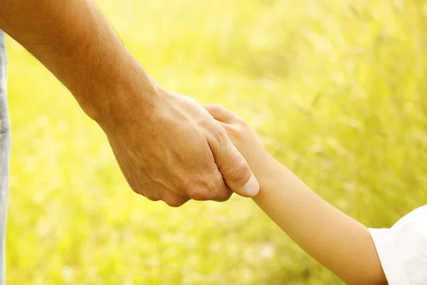 Ouder houdt de hand van een klein kind — Stockfoto