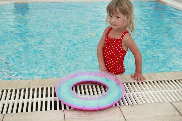 Niña linda en la piscina de agua — Foto de Stock