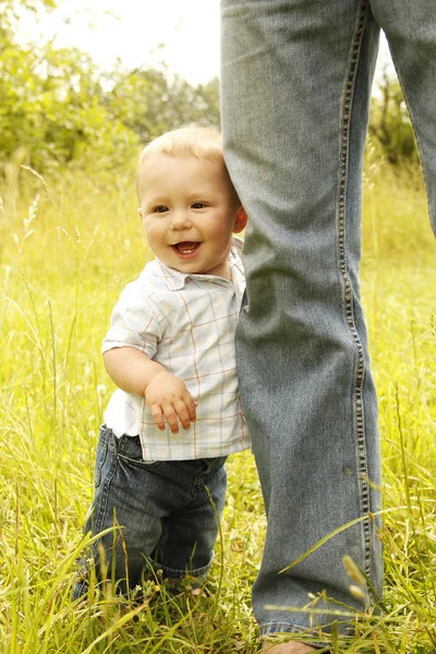 Niño pequeño con su padre en la naturaleza —  Fotos de Stock
