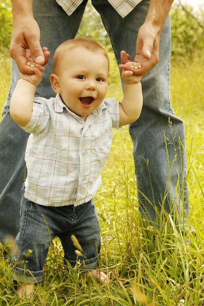 Kleine jongen staande naast zijn vader — Stockfoto