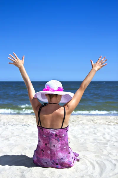 Вагітна жінка на пляжі — стокове фото