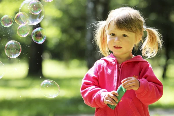 Meisje met zeepbellen — Stockfoto