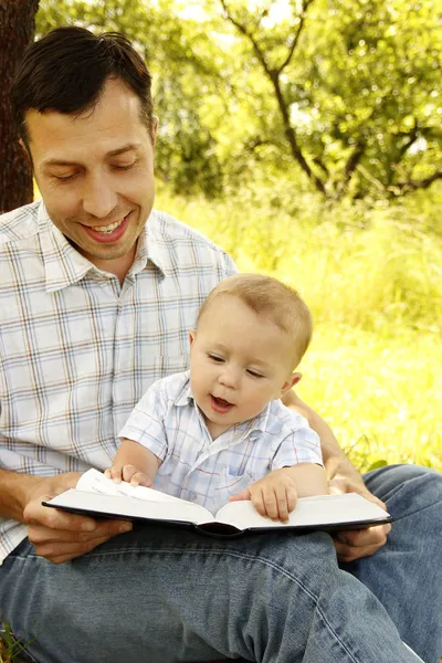 Padre con hijo leyendo la Biblia —  Fotos de Stock