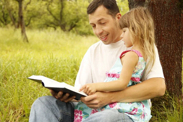 Vader met dochtertje leest de Bijbel — Stockfoto