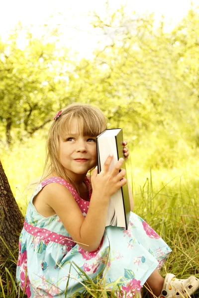 Menina lê a Bíblia — Fotografia de Stock