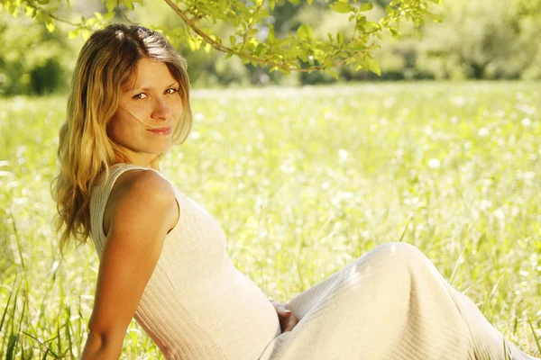 Bauch einer schwangeren Frau in der Natur — Stockfoto