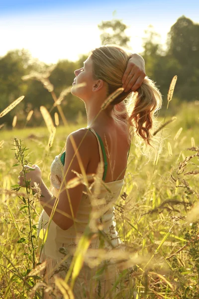 Belly of a pregnant woman on nature — Stock Photo, Image