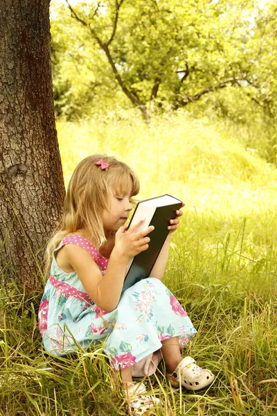 年轻的女孩读圣经 》 — 图库照片