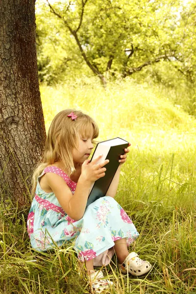 Junges Mädchen liest die Bibel — Stockfoto