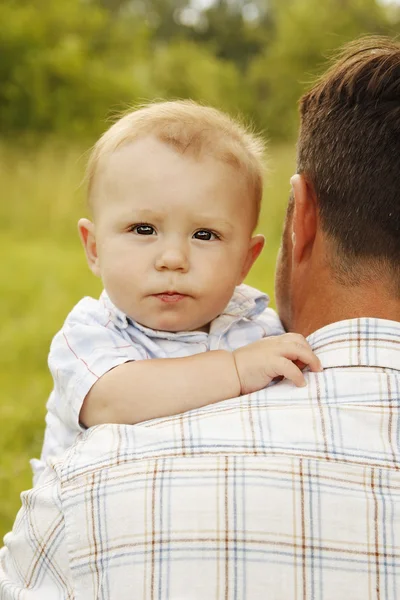 Menino com seu pai na natureza — Fotografia de Stock