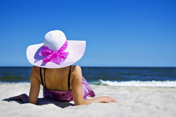 Mujer embarazada en la playa —  Fotos de Stock