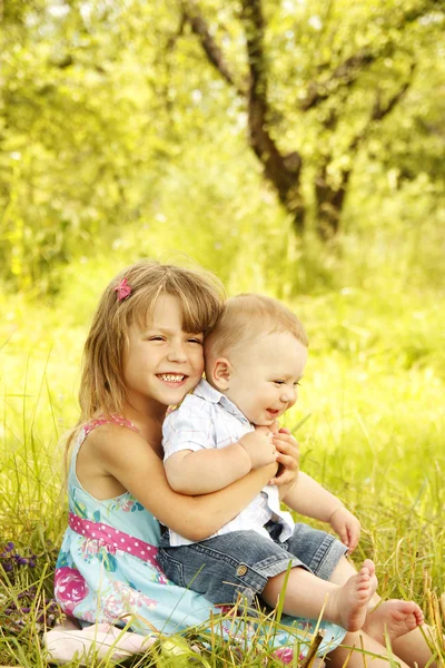 Irmão e irmã brincando na natureza — Fotografia de Stock