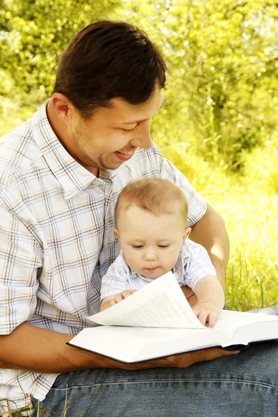 Vater mit Sohn beim Lesen der Bibel — Stockfoto