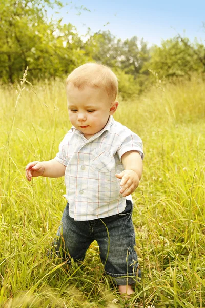 Criança de pé na natureza — Fotografia de Stock